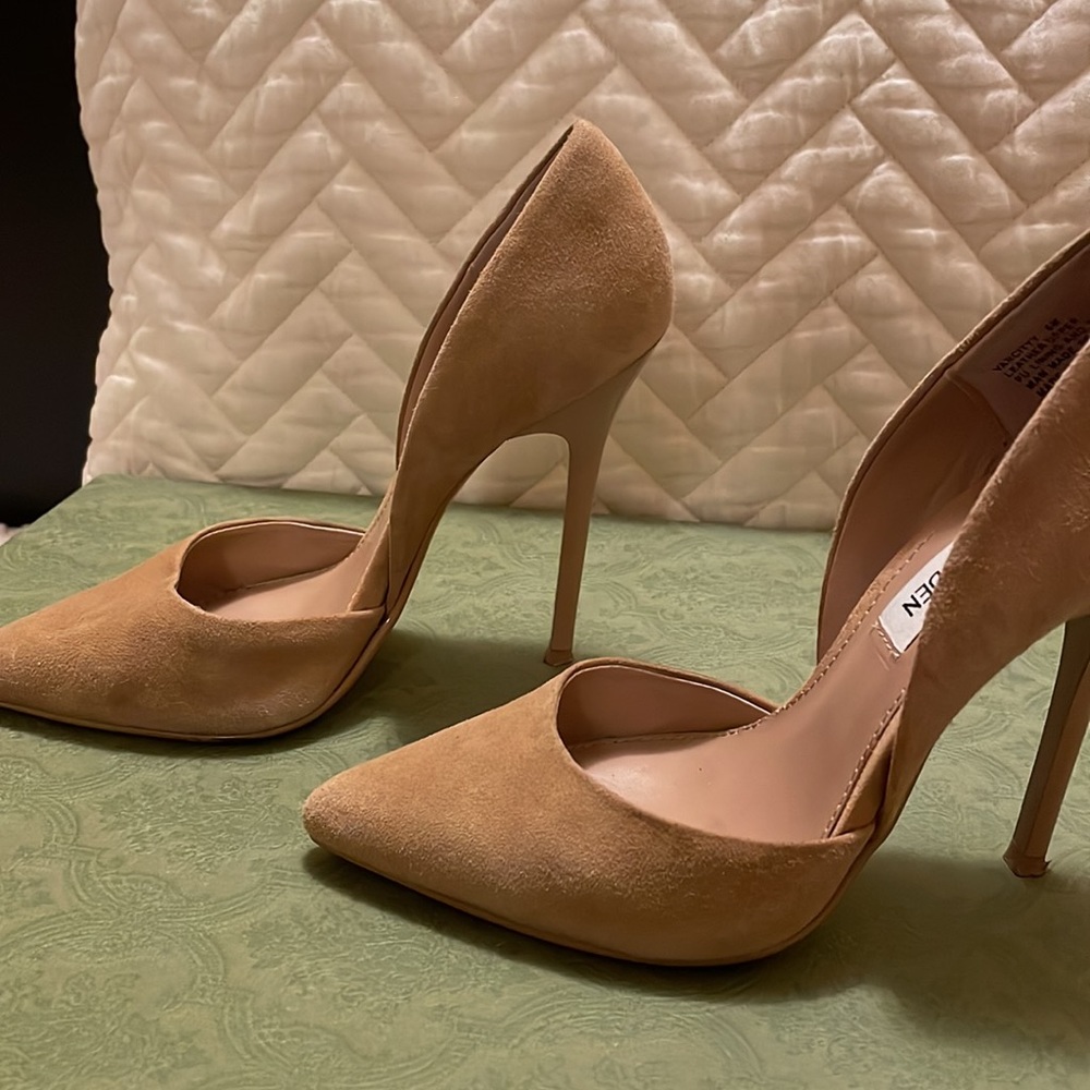 Steve Madden suede heels size 6 runs small